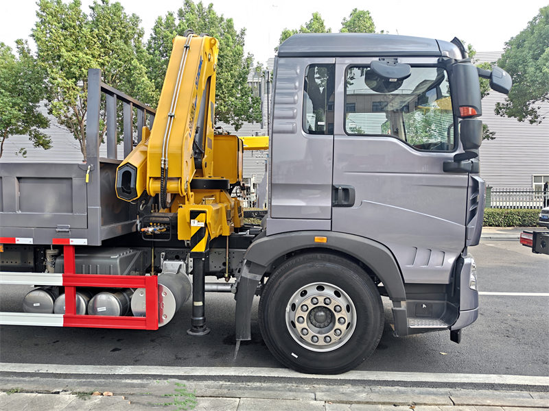 Howo 4x2 truck with 6T knuckle crane