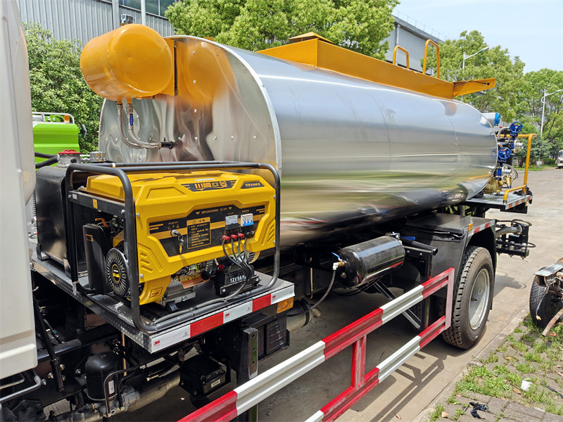  Howo light-duty asphalt distributor truck