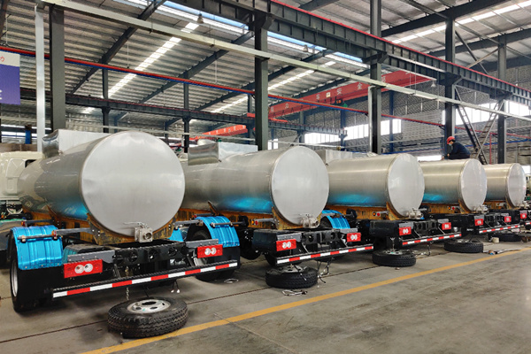 HOWO 6000L potable water bowser warehouse