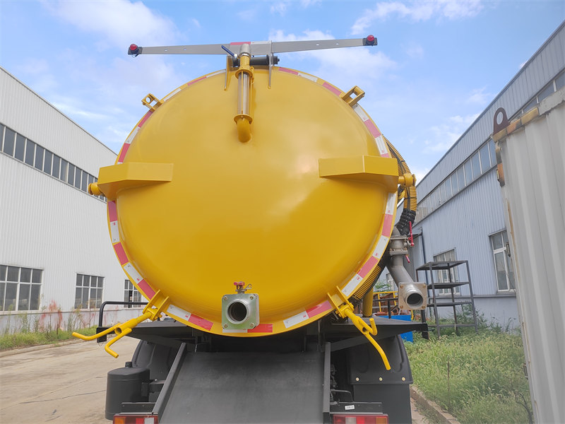 HOWO light duty vacuum tank truck