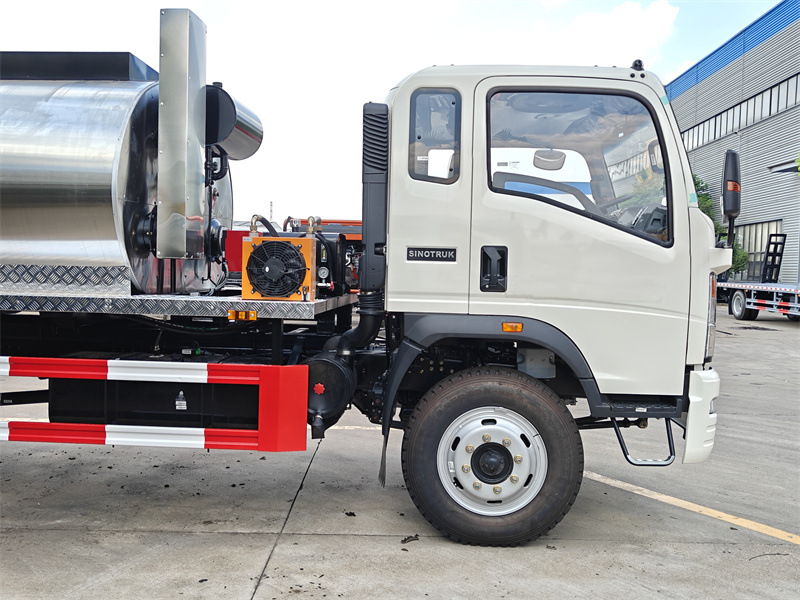 Howo 5cbm bitumen sprayer truck