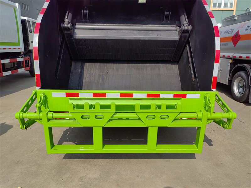 HOWO 6cbm garbage compactor vehicle